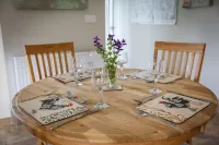 Quiet holiday home in beautiful, secluded 3/4 acre garden. Hotel a Melton Constable