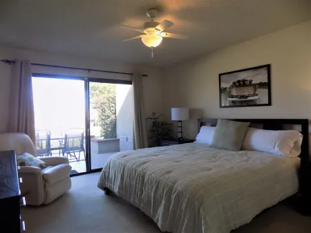 Palm Desert retreat right on the golf course with King en-suite Отели рядом с достопримечательностью «Палм-Дезерт Палмс»