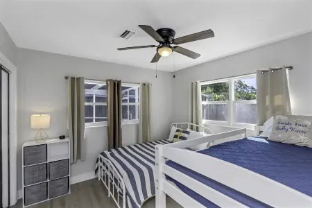 Spacious,Family Friendly 4Br Home, Enclosed Pool, Minutes 2 Beach! Отели рядом с достопримечательностью «Парк Лейк Вилла»