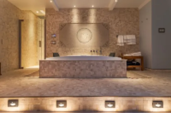 Private Luxury Pool & Spa Retreat – Great Location