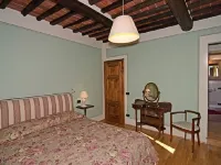 Il Cavaliere - tuscan farmhouse with pool on the wine road of Montecarlo-Lucca 蒙特卡洛酒店