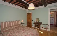 Il Cavaliere - tuscan farmhouse with pool on the wine road of Montecarlo-Lucca
