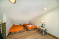 Husky Hideaway - Mountain views, Pet-friendly, Wi-Fi, and King Bed.