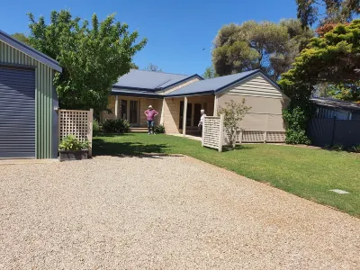3 minute walk to beach, cafe & shops.