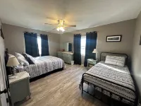 Cedar Bunkhouse close to all Ponca City amenities! Hôtels à proximité de : The Poncan Theater