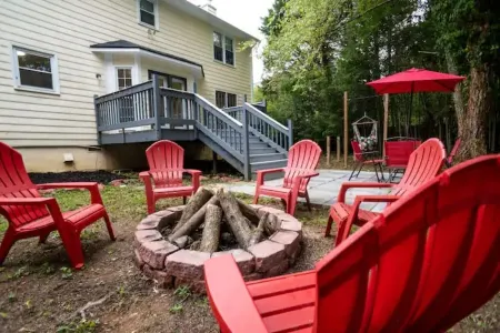 Modern Convenient Spot for 9 to Enjoy & Relax!