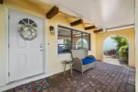 Walk to the beach, restaurants, grocery and more! Enjoy all Naples has to offer