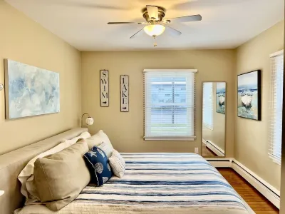 COZY BEACH Nesting in the ♥️ of DOWNTOWN with SEASONAL POOL&HOT TUB ACCESS Pink Patio附近的飯店