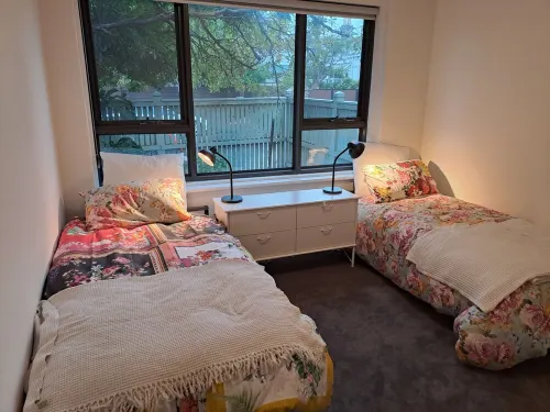 Walk to the Grand Prix Track. Light and Bright Ground Floor 2 Bedrm Apartment. Hotels in St Kilda