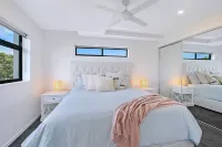 HOT New Chic 3 ensuite ap. Redcliffe, Brisbane Hotels near Redcliffe Beach