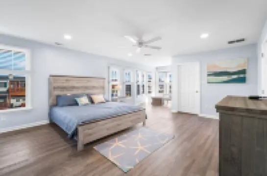 HEATED IN-GROUND POOL, 7 LARGE BEDROOMS, WALK TO BEACH, 5 MILES TO AC