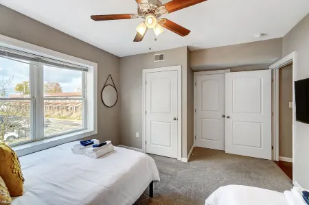 Walkable to Oakley Square-Newly Renovated-King Bed