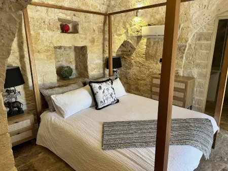 Trullo, Villa with Private Pool- WiFi, Air Con., near Ostuni & Ceglie Messapica