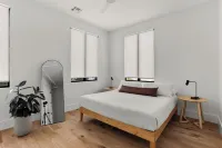 5BR City Loft - Atop Natural Wine Bar! Steps to Downtown & Magazine! Hotels in Lower Garden District