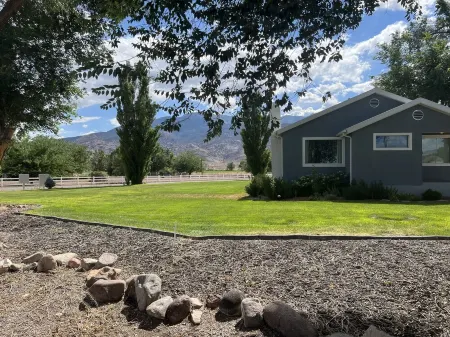 Beautiful Monroe Home on Paiute trail by Mystic Hot Springs ATV, flyers landing Отели в г. Монро