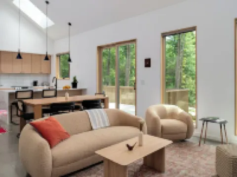 Architect-Designed 3BR Forest Retreat Near Asheville ウィーヴァーヴィルのホテル