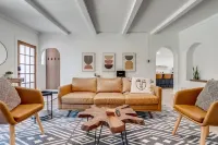 Trendy Mid-Mod House 15 min to Denver and 10 min to Golden w/ Fire Pit Hotels in Wheat Ridge