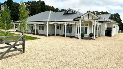 Country Escape: Luxe Family Haven with Sports Court, Games& Entertainment Galore