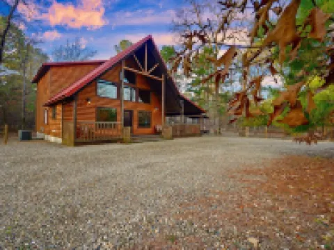 Sleeps 10•Hot Tub•Pool Table•Playground•Boat Parking• Fire Pit Hotels in Broken Bow