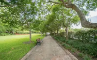 Comfy 1b getaway w/ BEACH ACCESS & full amenities