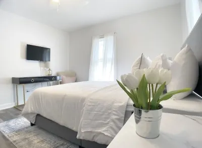 Modern 1 Bedroom walk to Glass Museum w/ Bonus Wellness Studio 171 Cedar Arts Center附近的飯店