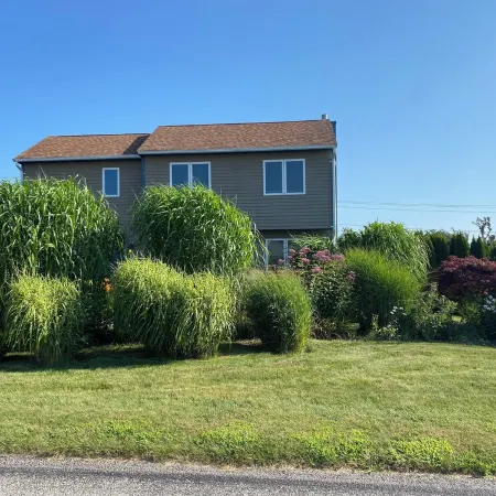 Spacious beach house with front and back yards, short walk to Scarborough beach Отели рядом с достопримечательностью «Маяк Пойнт-Джудит»