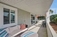 Blue Zone Bungalow! 150 yards to the beach & close to cafes!