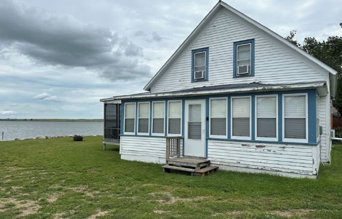 Lakeshore Legacy - Cozy 4 Bedroom on BlueDog Lake - Great for Families & Friends