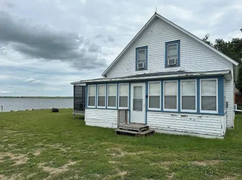 Lakeshore Legacy - Cozy 4 Bedroom on BlueDog Lake - Great for Families & Friends - Homestays