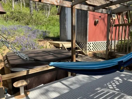 Cozy Shenandoah Cabin Mountian Escape w/  Private Hottub, Loft, & Fireplace