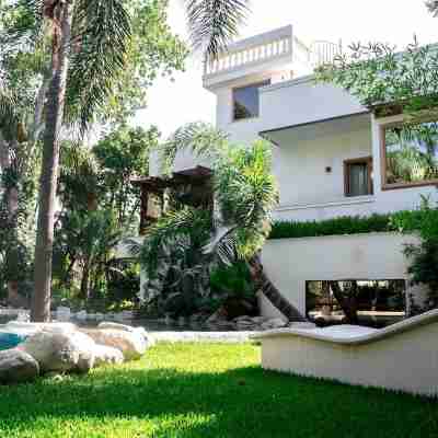 Villa immersed in the Green Hotel Exterior