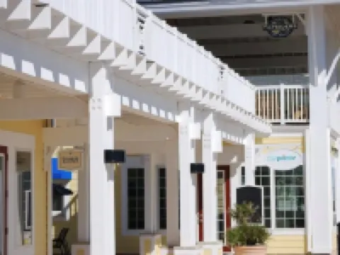 Bayside condo with access to all Pointe West amentities and beautiful beaches!