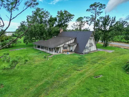 Camp Dularge DeLight Sleeps 8 Dulac & Houma by Falgout Marina