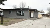 Selfie house • Abundance of Entertainment & Amenities • Hot Tub • King Bed•