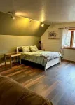 Lake & Oaks Hideaway- Hidden Cabin on Private Lake