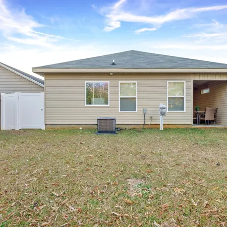Stunning Cottage home with King bed! Pet-friendly!