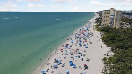 Luxe 2 Ensuites. Salt Pool/Spa. Close 2 Beach, Shops & Food. New! 4 King Beds!