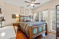 Elegant, Quiet, and Beautiful Rustic Home Blocks from UT and Downtown