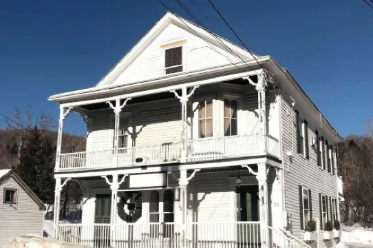 Spacious 2BR w/ large loft, Deck, great location