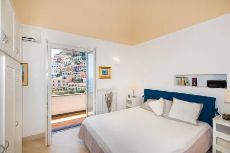 The Moon Positano, only 3 minutes walk to reach the main beach in Positano. Отели в г. Позитано