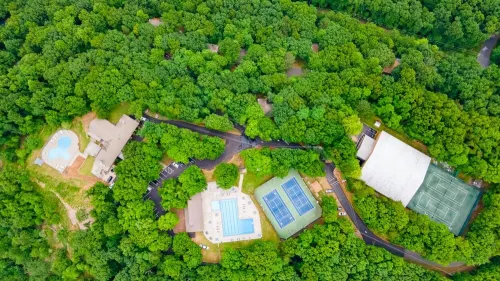 Popular Golf Resort w/Pickleball, Tennis, Pools, Lake, Trails & Tavern.