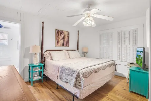 Feeling Beachy Cottage, Sleeps 6, Steps away from the beach!