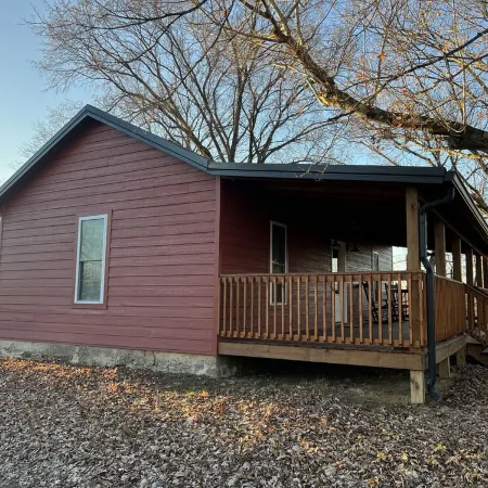 Peaceful Cozy Cabin 10 minutes from Historic downtown Madison