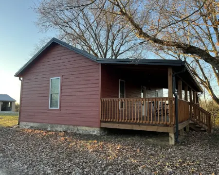 Peaceful Cozy Cabin 10 minutes from Historic downtown Madison Hotels in Madison