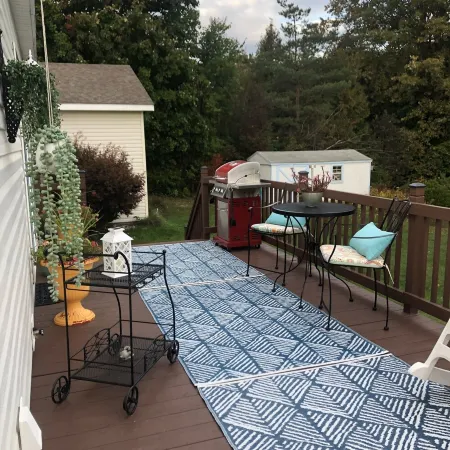 Country setting. Two miles from downtown Petoskey. Отели рядом с достопримечательностью «Парк штата Петоски»