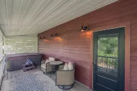 Renovated 1840's Schoolhouse: Hot Tub, Fireplace, King Bed Bliss