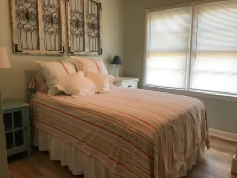 Cute Bungalow, Hot tub, game room,fenced yard