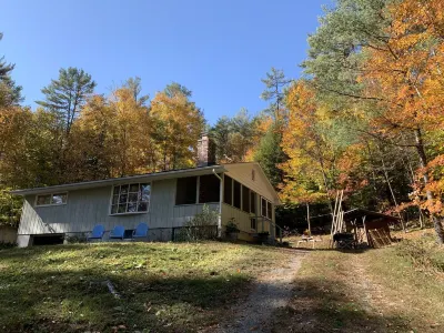 Private Adirondack lakefront Cottage on Loon Lake 네츄럴 스톤 브리지 & 케이브즈 주변 호텔