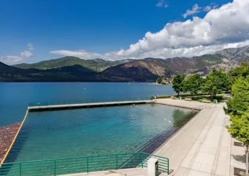 Charming, modern log cabin, steps to the lake. Bright & spacious. Ideal escape!