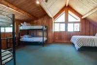 Black Butte Ranch Family Getaway, Short Walk to South Meadow Pool- Sleeps 12